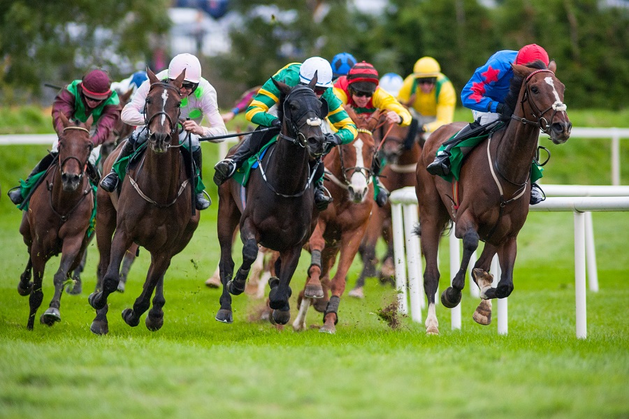 競馬でなぜ追い込み馬が不利と言われているか？追い込みのメリット・デメリットをあわせて紹介