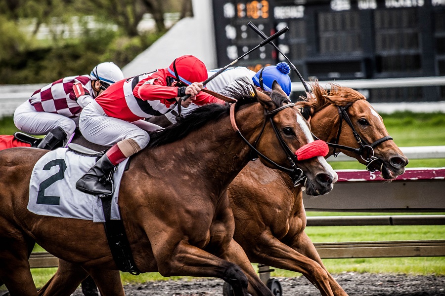 アメリカの競馬場はほとんどが左回り